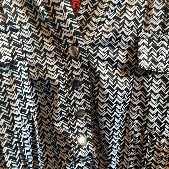 NWT very flattering black/white/gray ladies large blouse - Picture 6 of 10